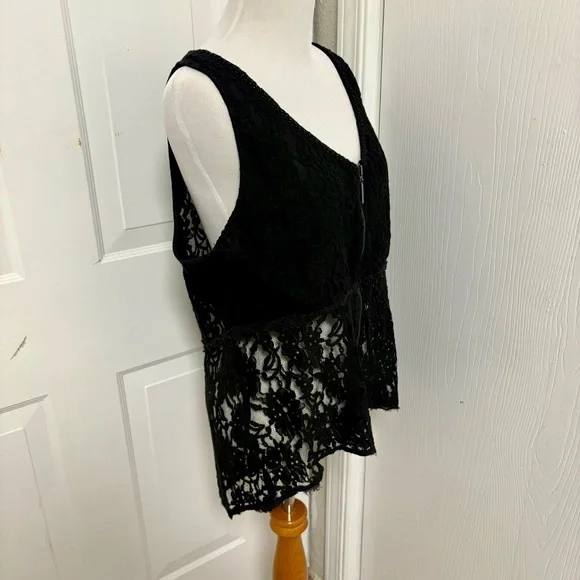 BKE Boutique Lace Vest K3 - Picture 5 of 8